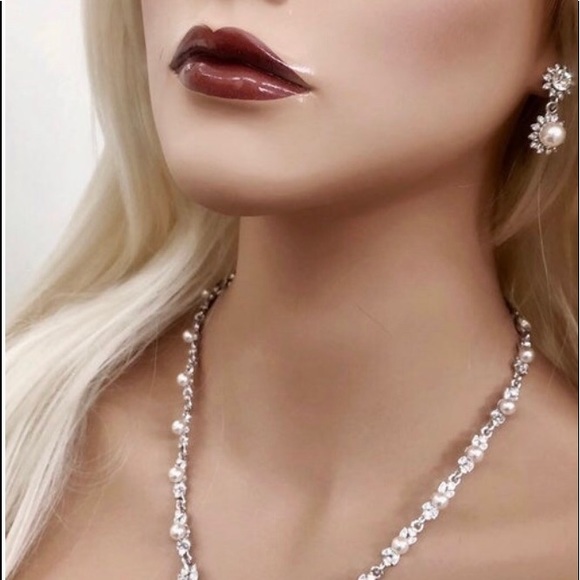 NWT Dainty Pearl and Rhinestones Necklace Set - Picture 4 of 10